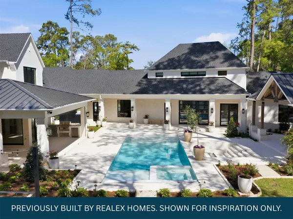 a view of a house with backyard