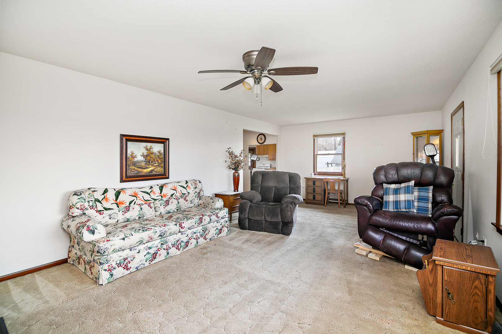 209 East Vanderkarr Road St. Anne, IL 60964 - Photo 6 of 23 a living room with furniture ceiling fan and a rug