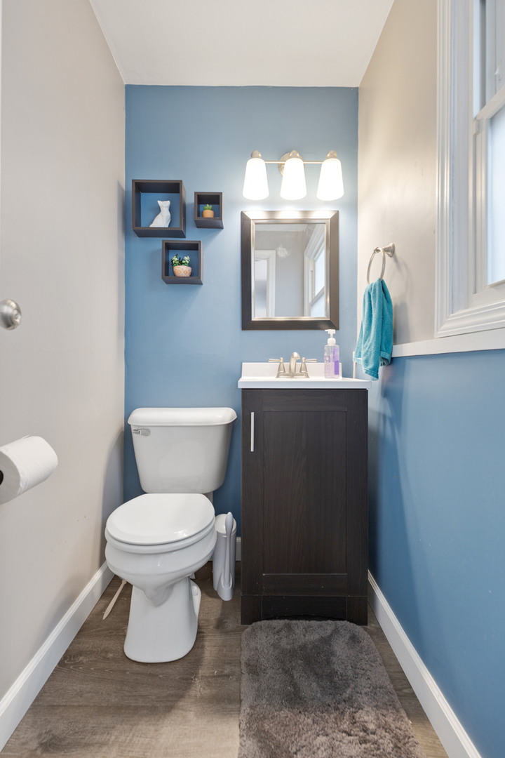 206 Yuma Lane Carol Stream, IL 60188 - Photo 18 of 26 a bathroom with a toilet sink and mirror