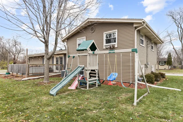 a view of a house with backyard