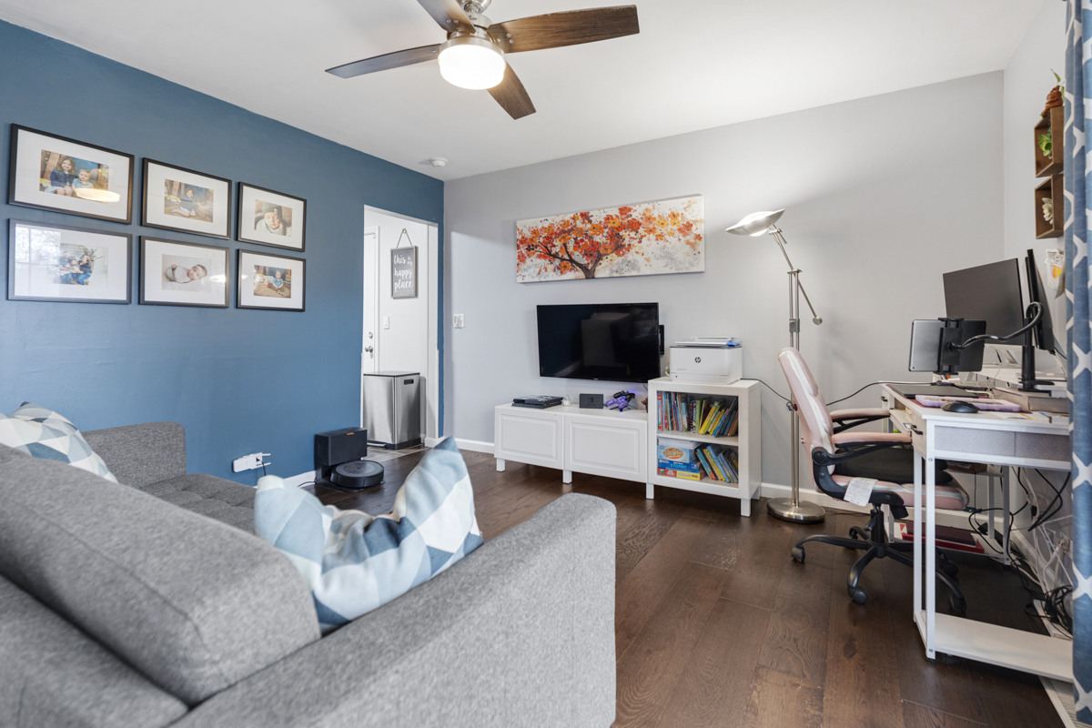 206 Yuma Lane Carol Stream, IL 60188 - Photo 3 of 26 a living room with furniture and a flat screen tv