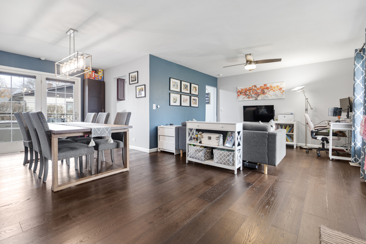 206 Yuma Lane Carol Stream, IL 60188 - Photo 5 of 26 a living room with furniture wooden floor and a flat screen tv