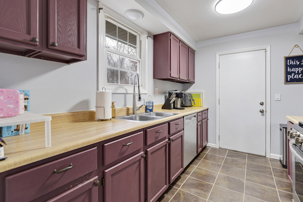 206 Yuma Lane Carol Stream, IL 60188 - Photo 8 of 26 a kitchen with a sink window and cabinets