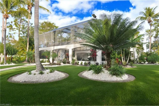 a view of a fountain in the front of a house