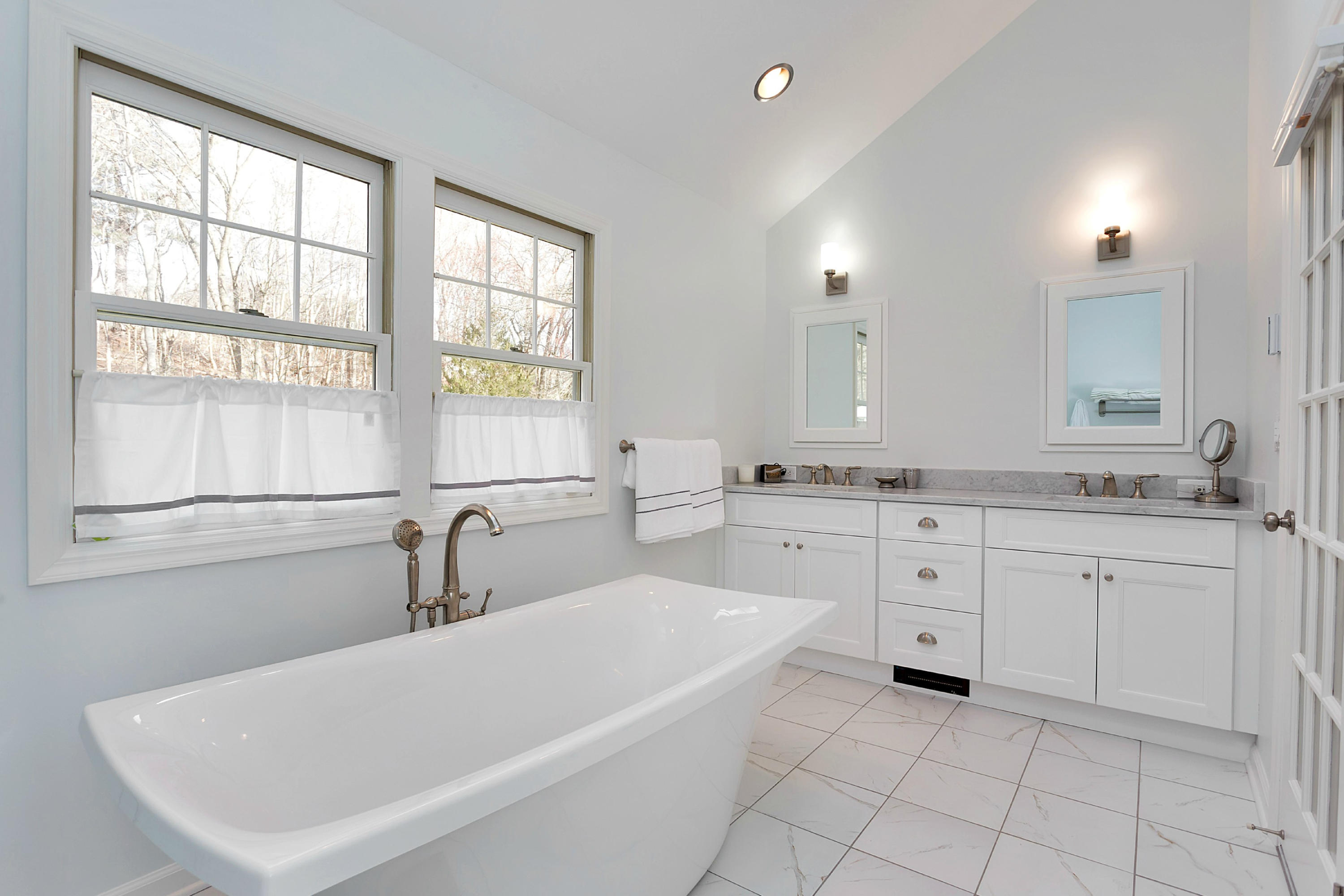 390 Middlesex Road Darien, CT 06820 - Photo 13 of 24 a bathroom with a tub sink and mirror
