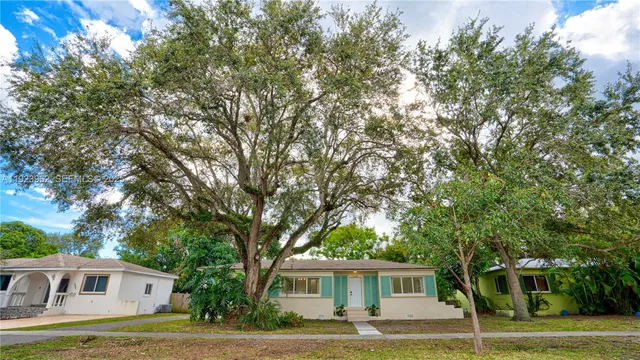 a view of house with yard