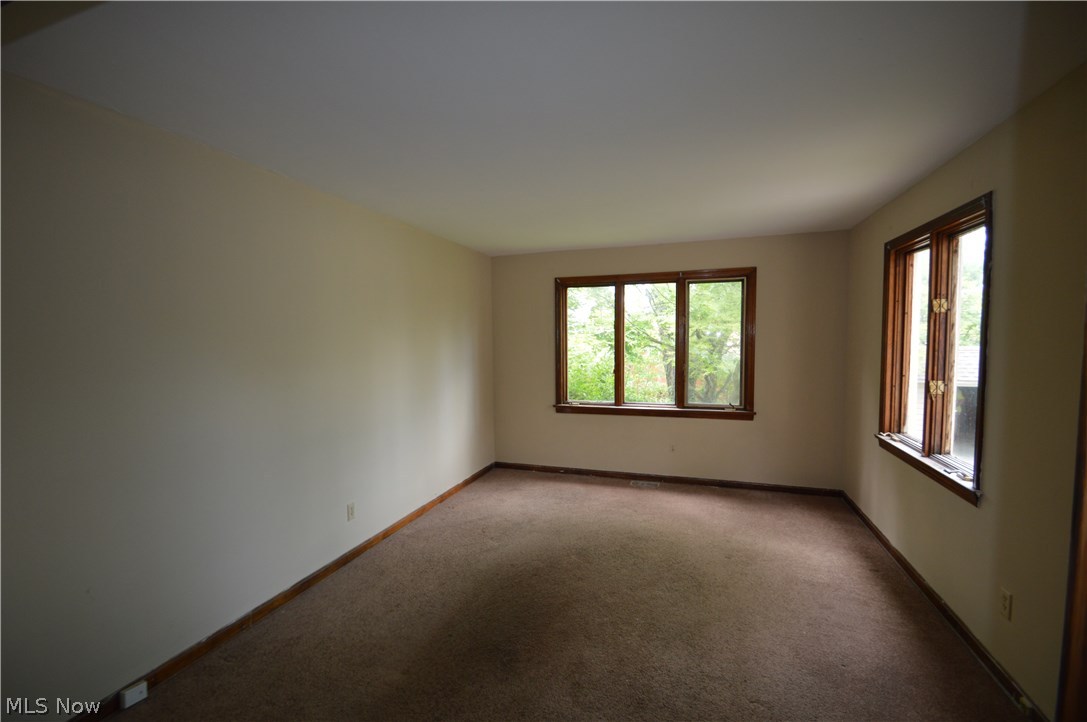 3811 Woodridge Road Cleveland Heights, OH 44121 - Photo 5 of 16 Nice Bright Sunroom providing even more space to spread out!