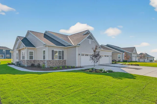 $549,900 | 859 Stirling Drive, Unit BLDG 20 39, Oconomowoc, WI 53066