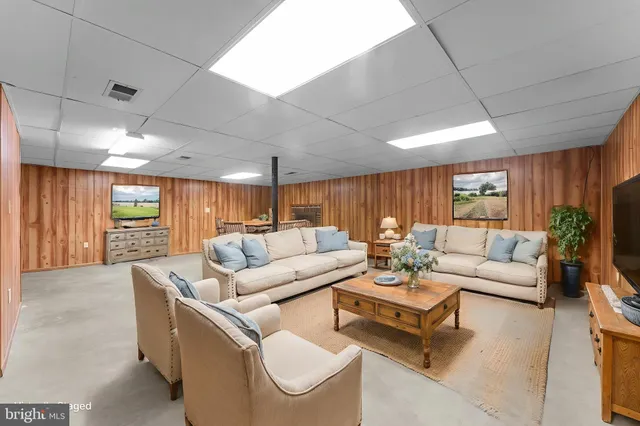 $525,000 | 19227 Cardinal Heights Road, Triangle, VA 22172