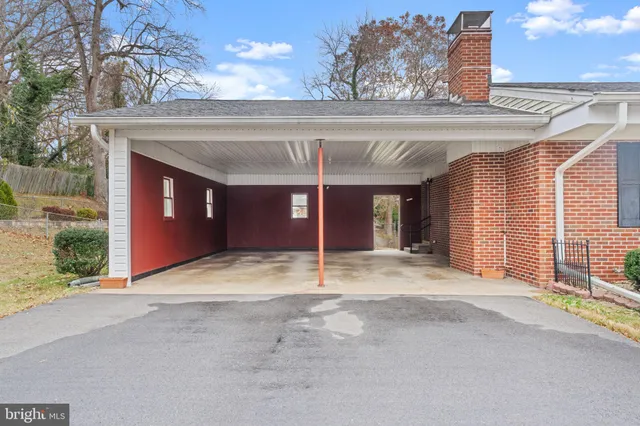 $525,000 | 19227 Cardinal Heights Road, Triangle, VA 22172