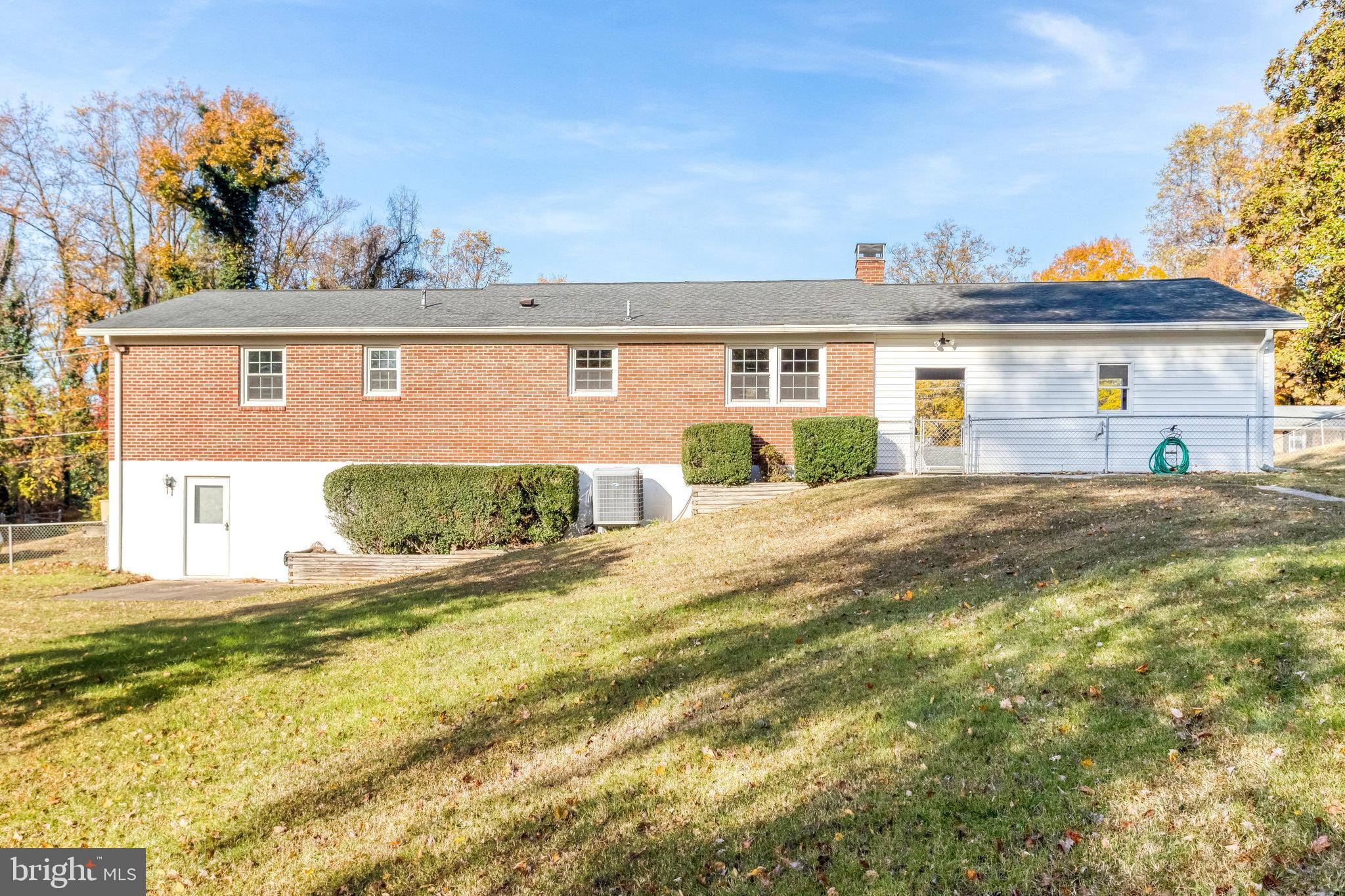 19227 Cardinal Heights Road Triangle, VA 22172 - Photo 4 of 64