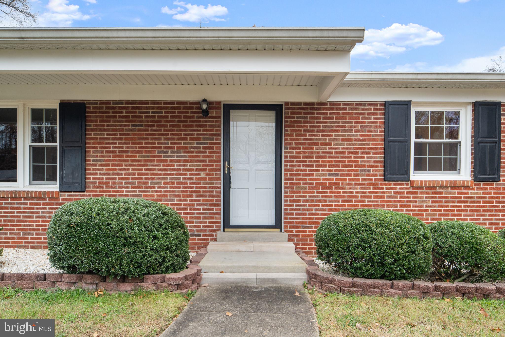 19227 Cardinal Heights Road Triangle, VA 22172 - Photo 5 of 64