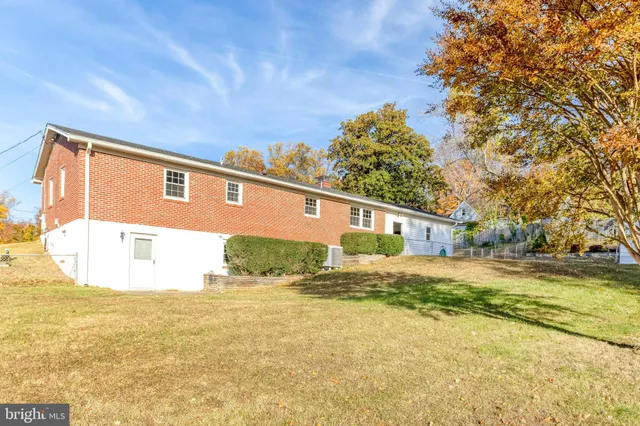 $525,000 | 19227 Cardinal Heights Road, Triangle, VA 22172