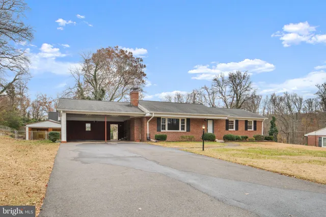 $525,000 | 19227 Cardinal Heights Road, Triangle, VA 22172