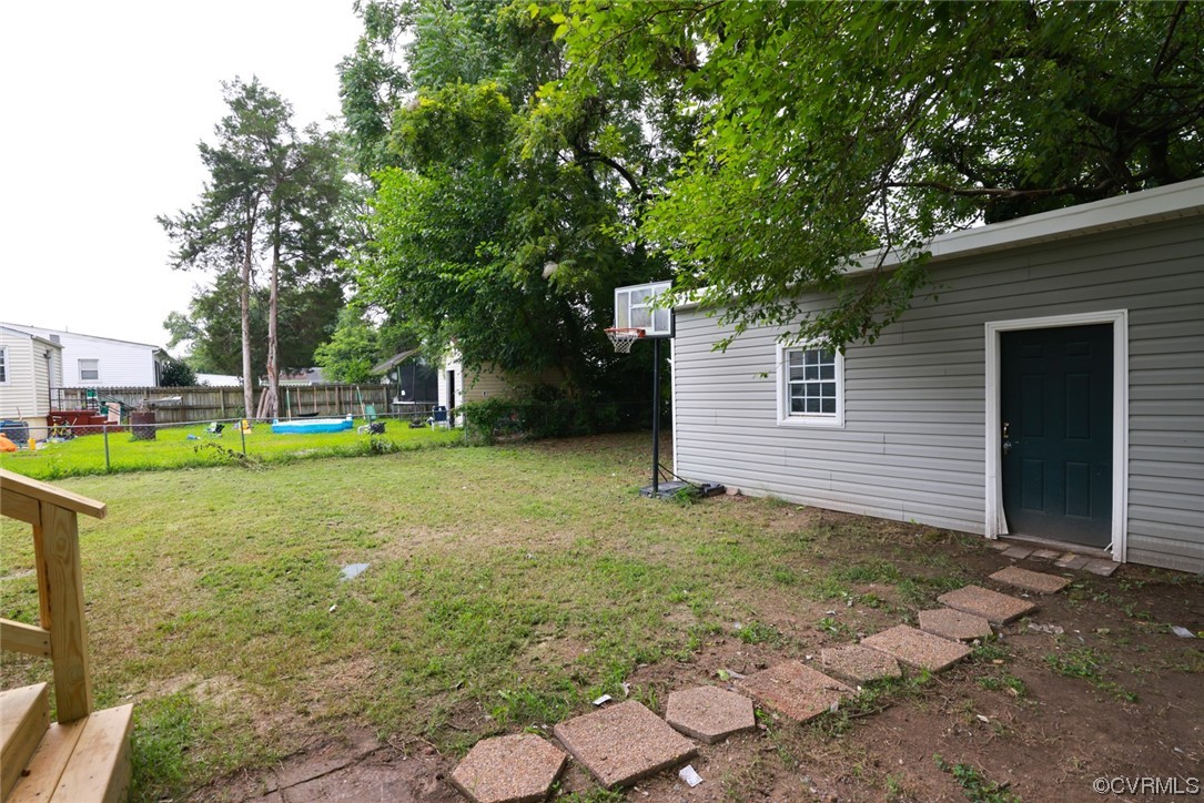 524 Chestnut Avenue Colonial Heights, VA 23834 - Photo 12 of 44 a view of a backyard with a garden