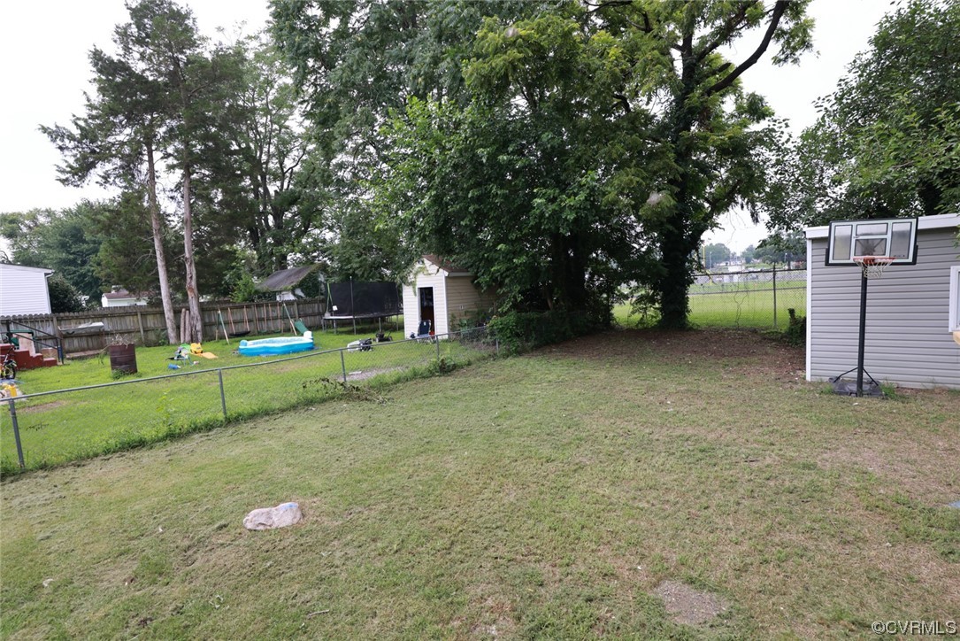 524 Chestnut Avenue Colonial Heights, VA 23834 - Photo 15 of 44 a view of a house with a backyard