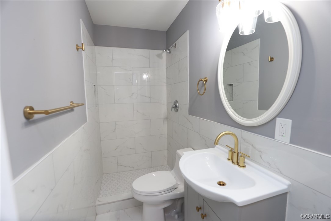 524 Chestnut Avenue Colonial Heights, VA 23834 - Photo 20 of 44 a bathroom with a sink mirror and toilet
