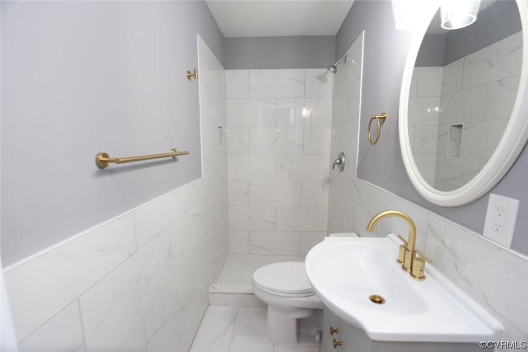 524 Chestnut Avenue Colonial Heights, VA 23834 - Photo 21 of 44 a bathroom with a sink a toilet and a mirror