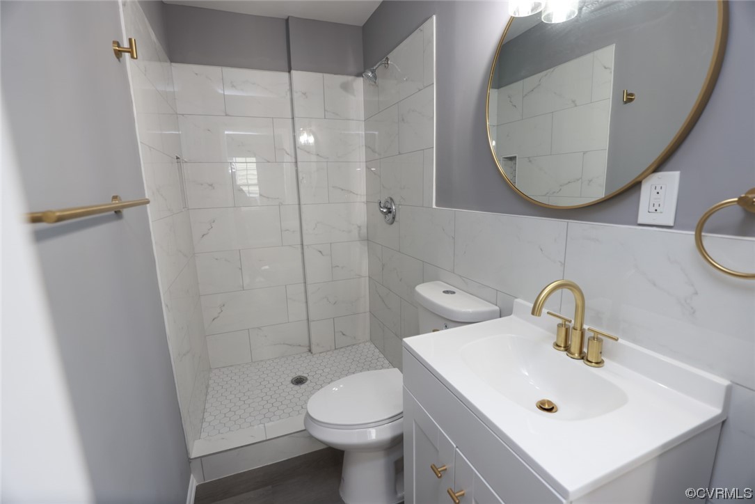 524 Chestnut Avenue Colonial Heights, VA 23834 - Photo 27 of 44 a bathroom with a sink toilet and a mirror