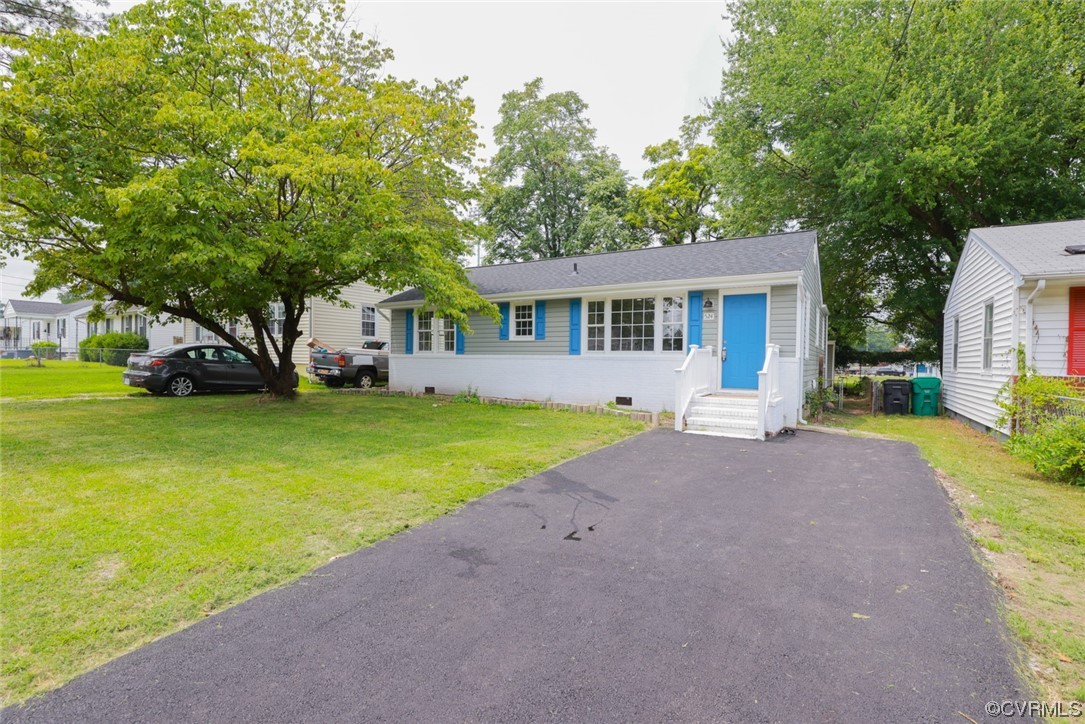 524 Chestnut Avenue Colonial Heights, VA 23834 - Photo 3 of 44 a view of a house with a yard