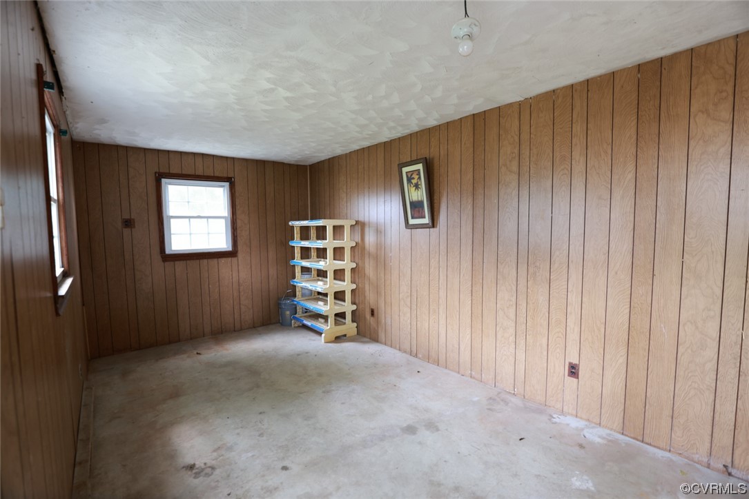 524 Chestnut Avenue Colonial Heights, VA 23834 - Photo 44 of 44 an empty room with windows