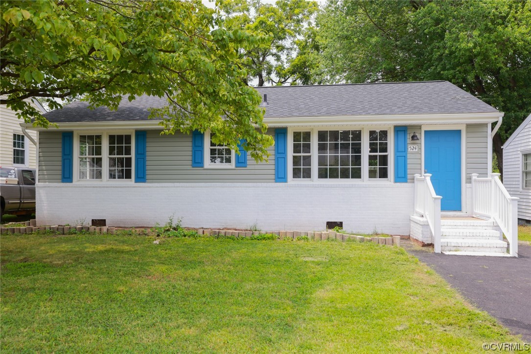524 Chestnut Avenue Colonial Heights, VA 23834 - Photo 7 of 44 a front view of a house with a yard