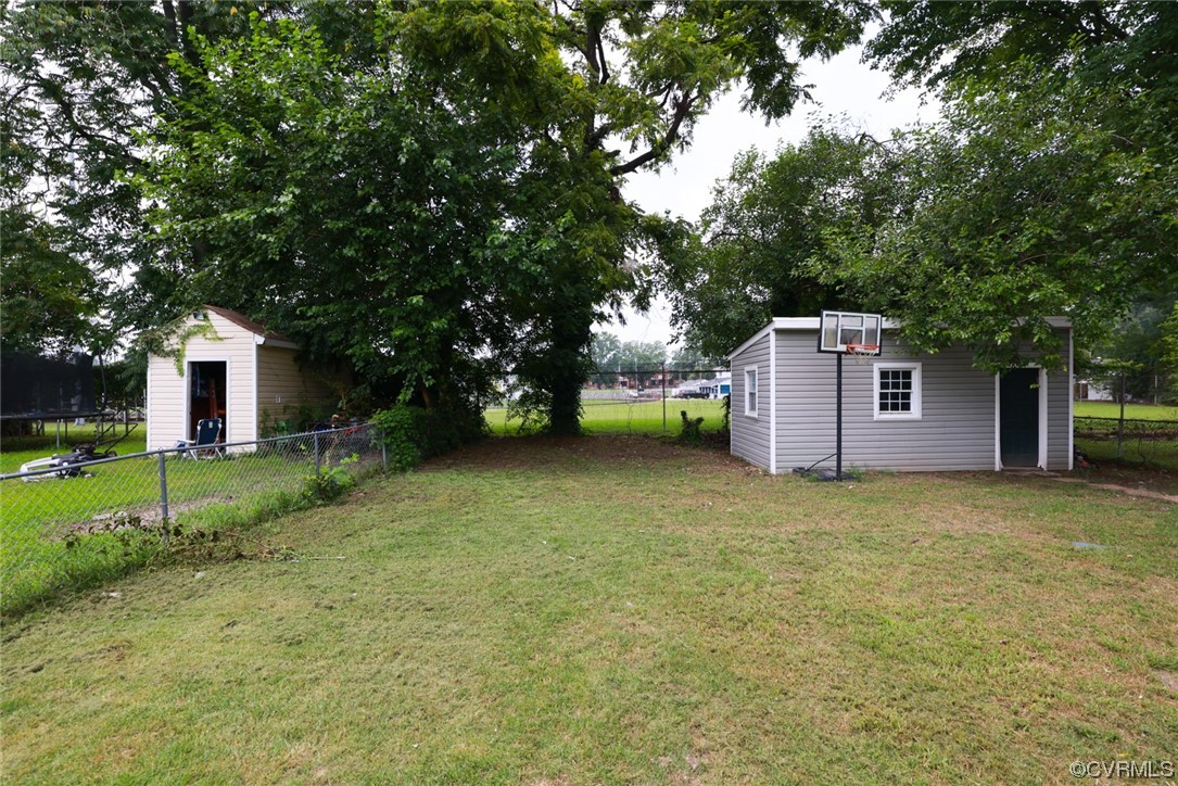 524 Chestnut Avenue Colonial Heights, VA 23834 - Photo 10 of 44 a house view with a backyard space