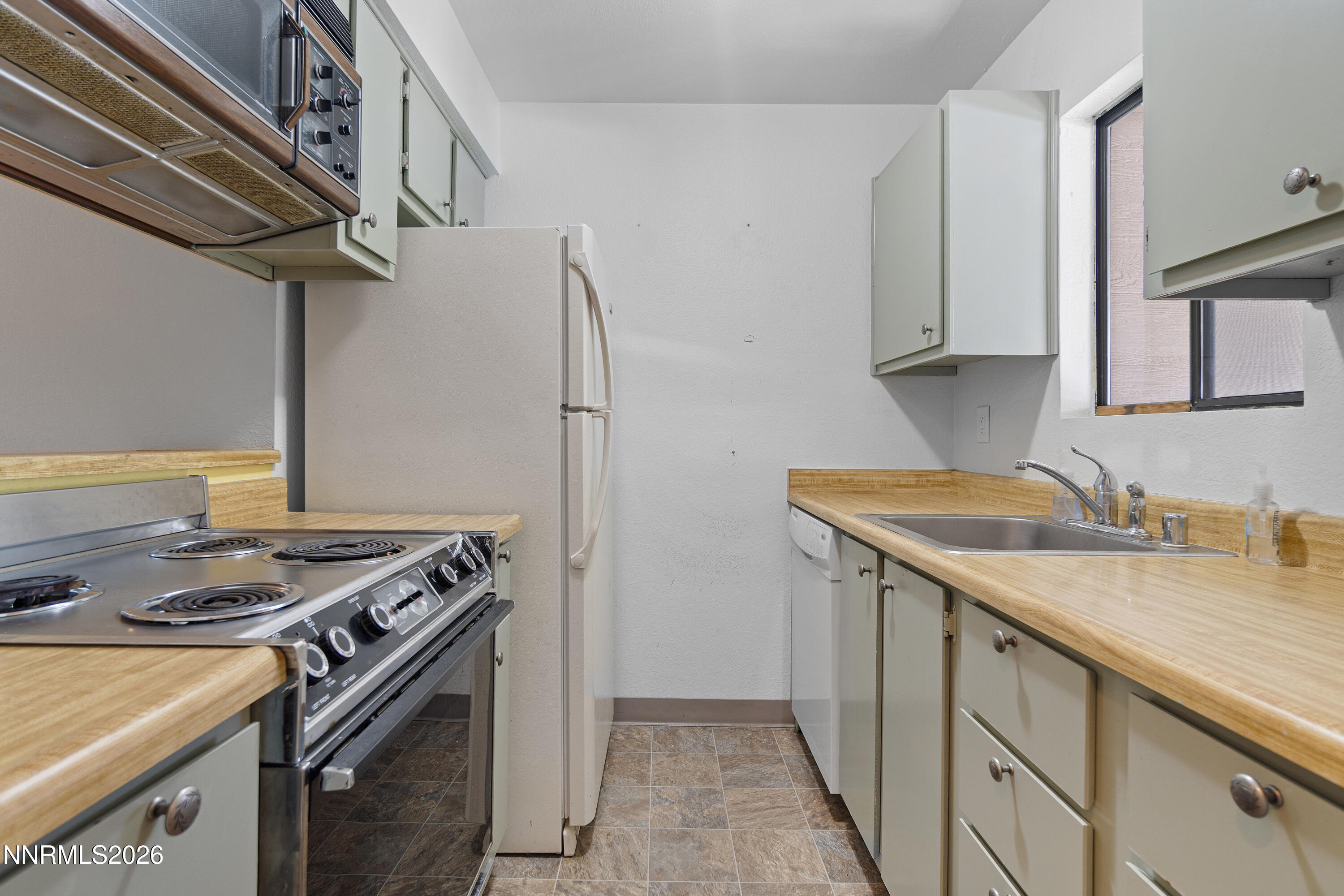 4410 Matich Drive Reno, NV 89502 - Photo 5 of 16 DSC01868