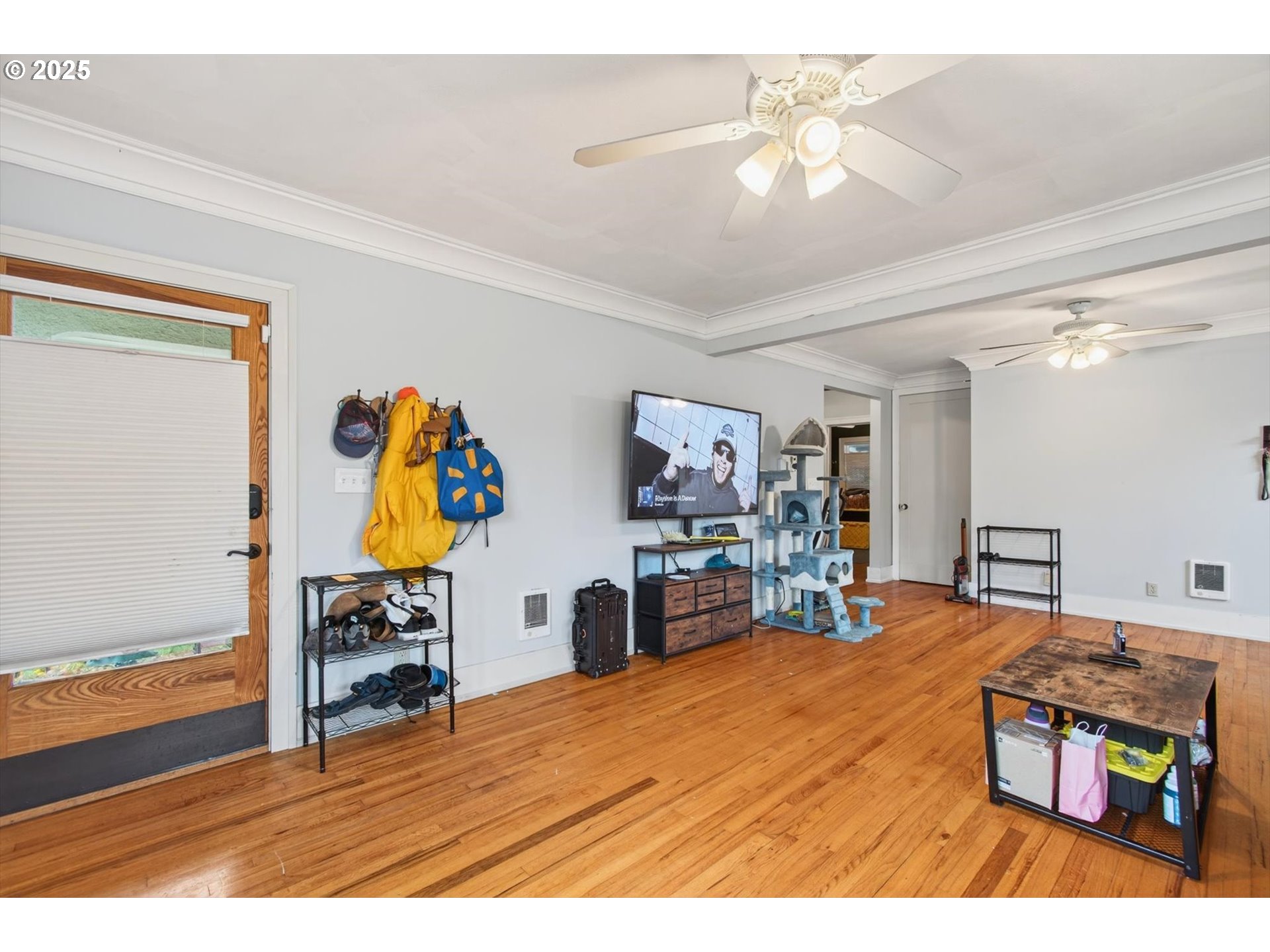 1202 3rd Avenue South Kelso, WA 98626 - Photo 11 of 28 a room with furniture and a flat screen tv