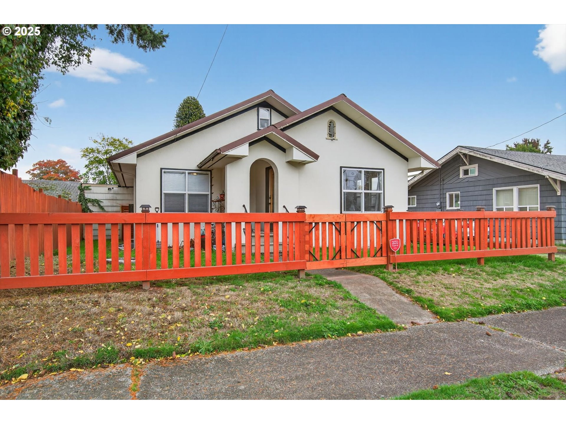 1202 3rd Avenue South Kelso, WA 98626 - Photo 9 of 28 a view of a house with wooden fence