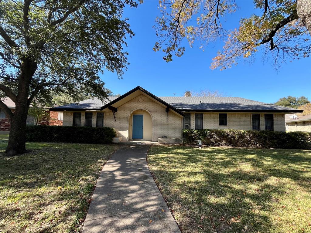 a view of a house with a yard