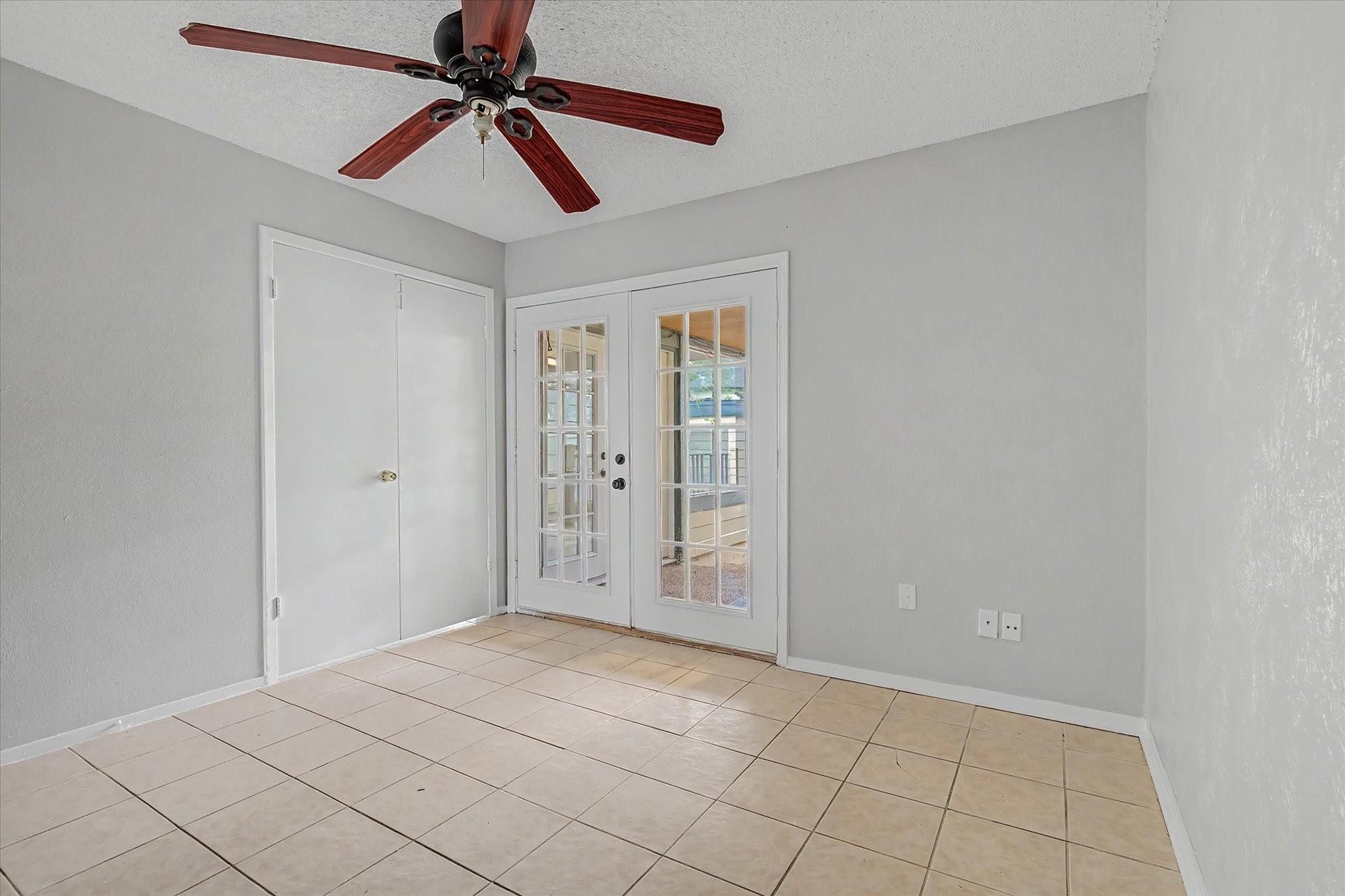 7330 South Dairy Ashford Road Houston, TX 77072 - Photo 22 of 33 a view of an empty room and window chandelier fan