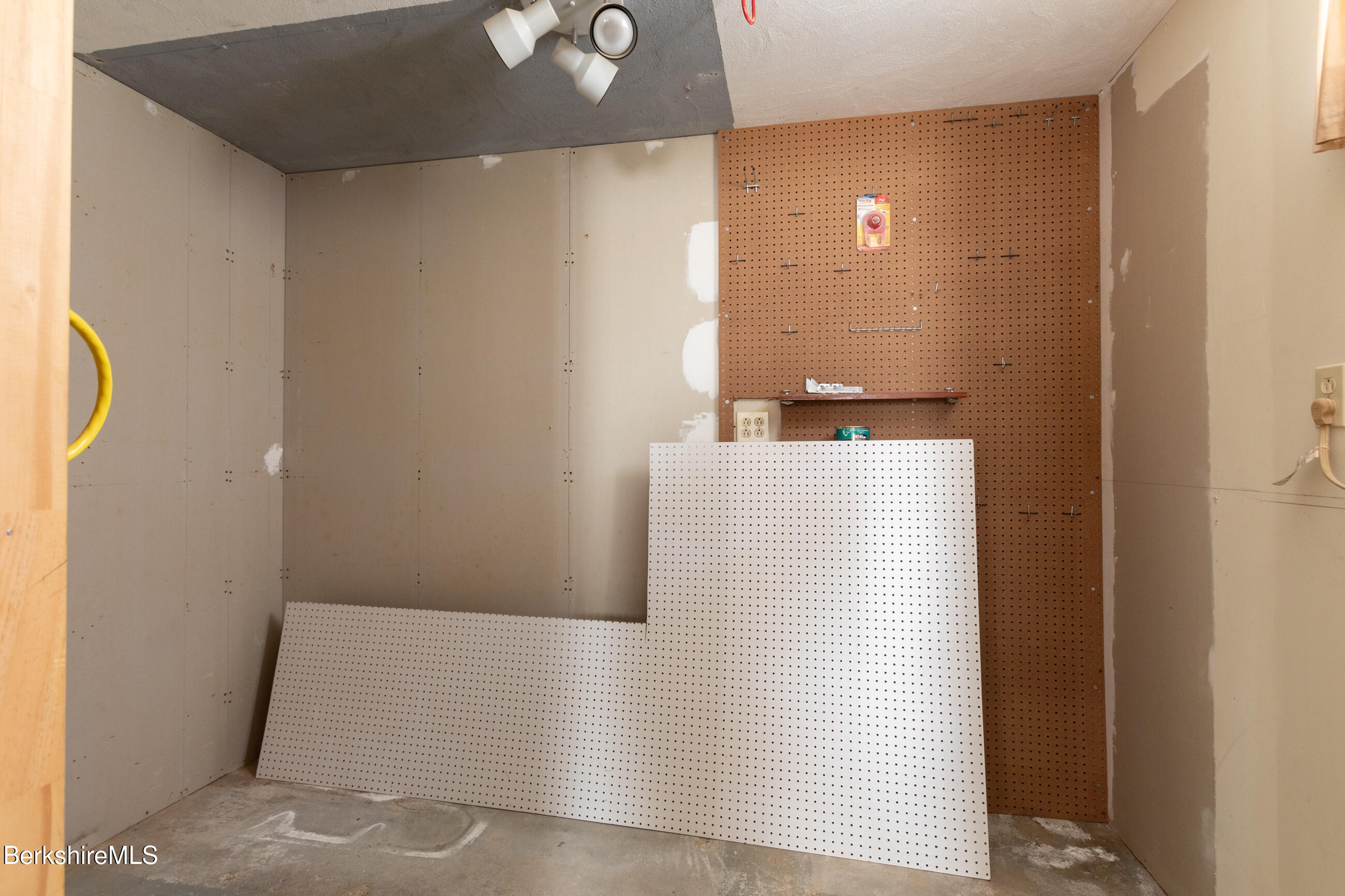 51 Howe Road Pittsfield, MA 01201 - Photo 25 of 26 image-19
