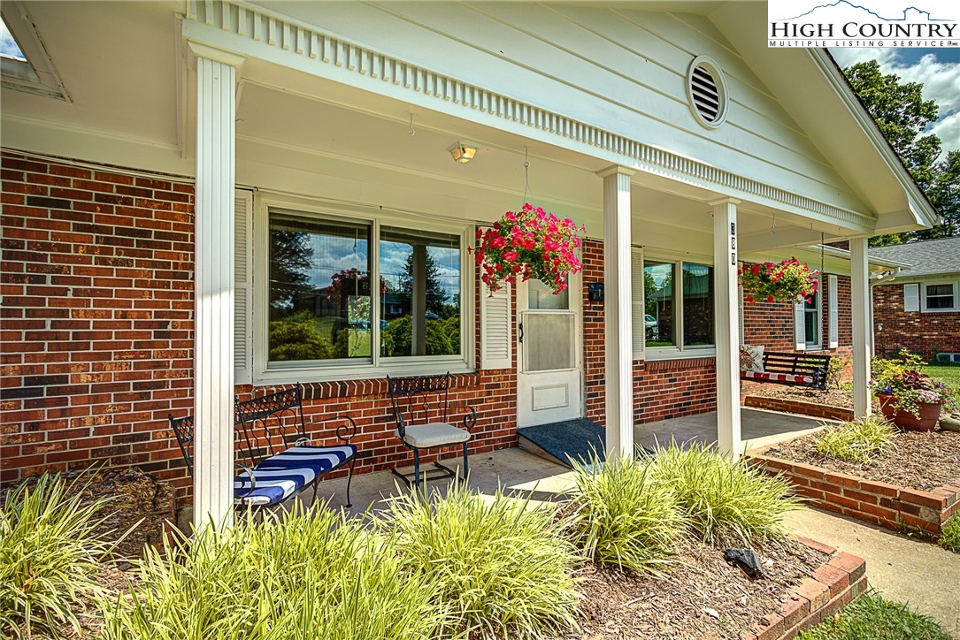 380 Chestnut Drive Boone, NC 28607 - Photo 2 of 34 Gallery Image 2