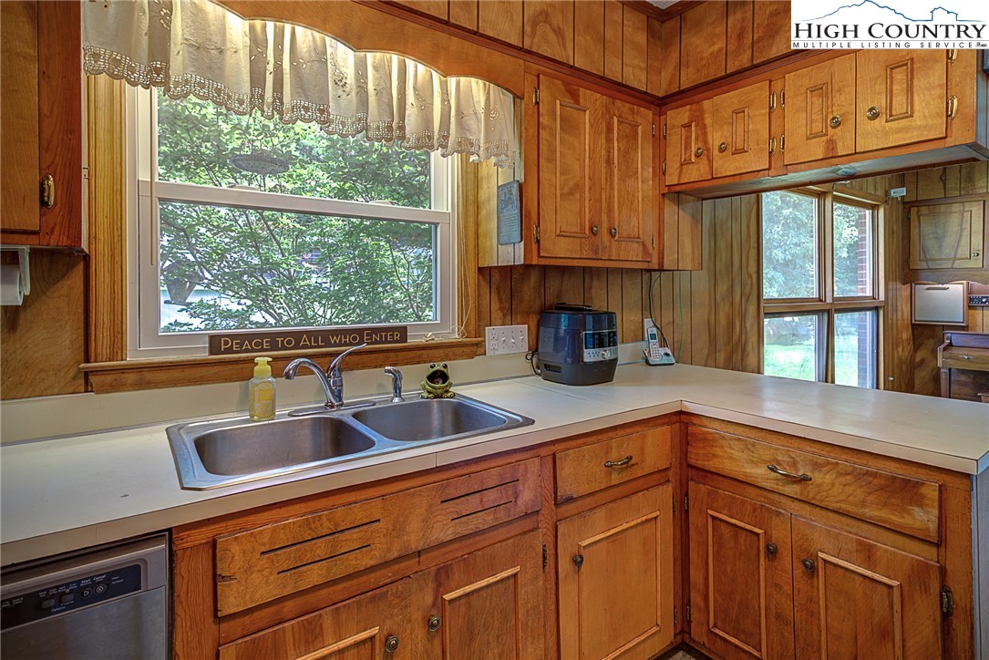 380 Chestnut Drive Boone, NC 28607 - Photo 8 of 34 Gallery Image 8
