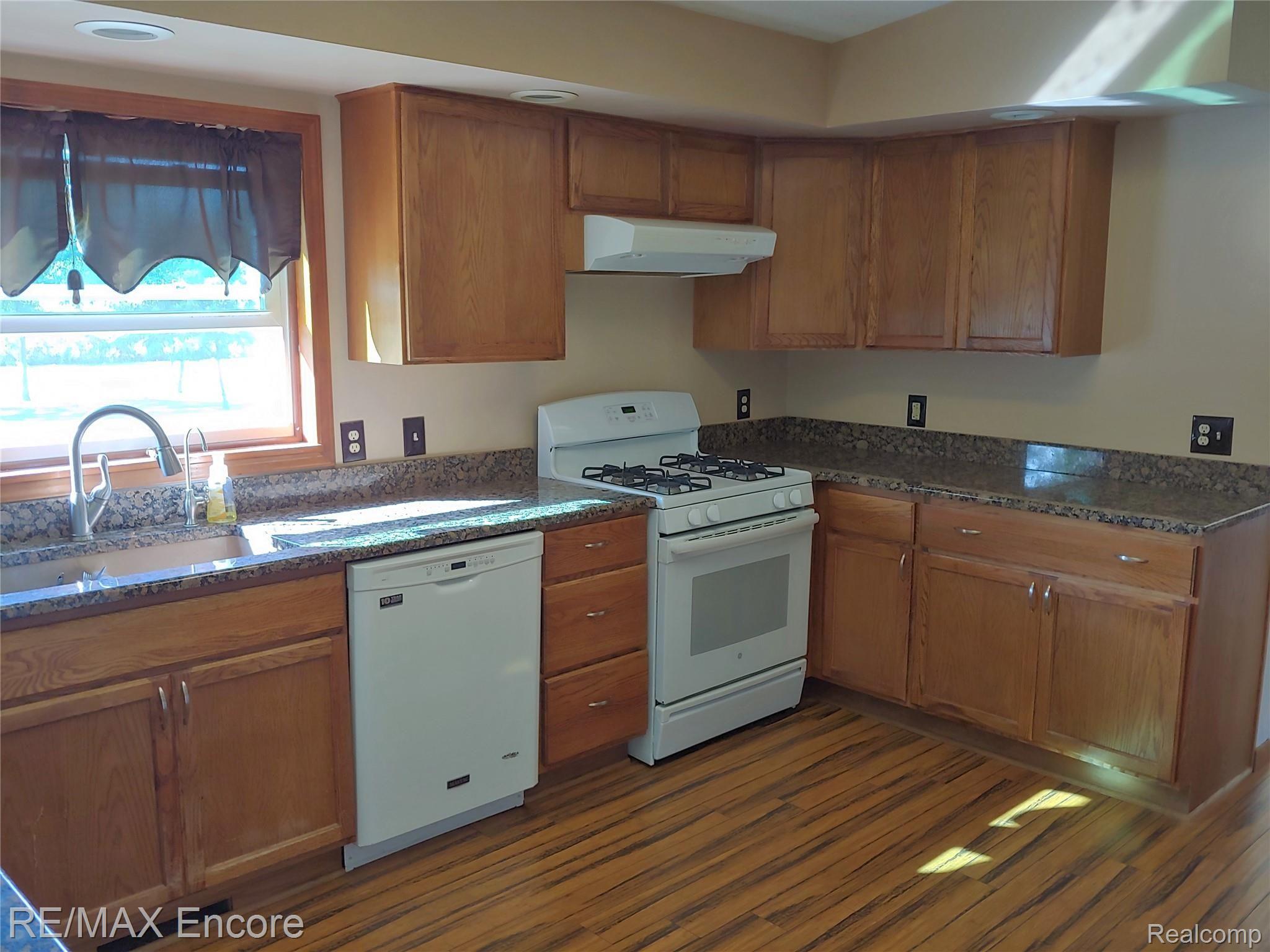 7185 Fostoria Road Mayville, MI 48744 - Photo 5 of 33 GRANITE KITCHEN COUNTERS