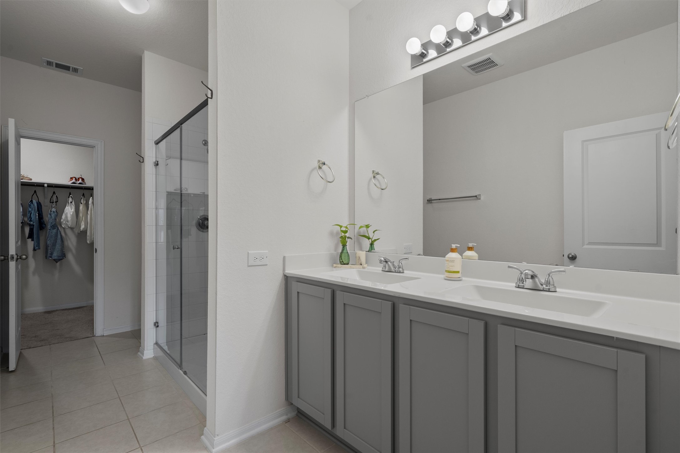 6720 Coalinga Lane Pflugerville, TX 78660 - Photo 19 of 38 a bathroom with a double vanity sink and a mirror