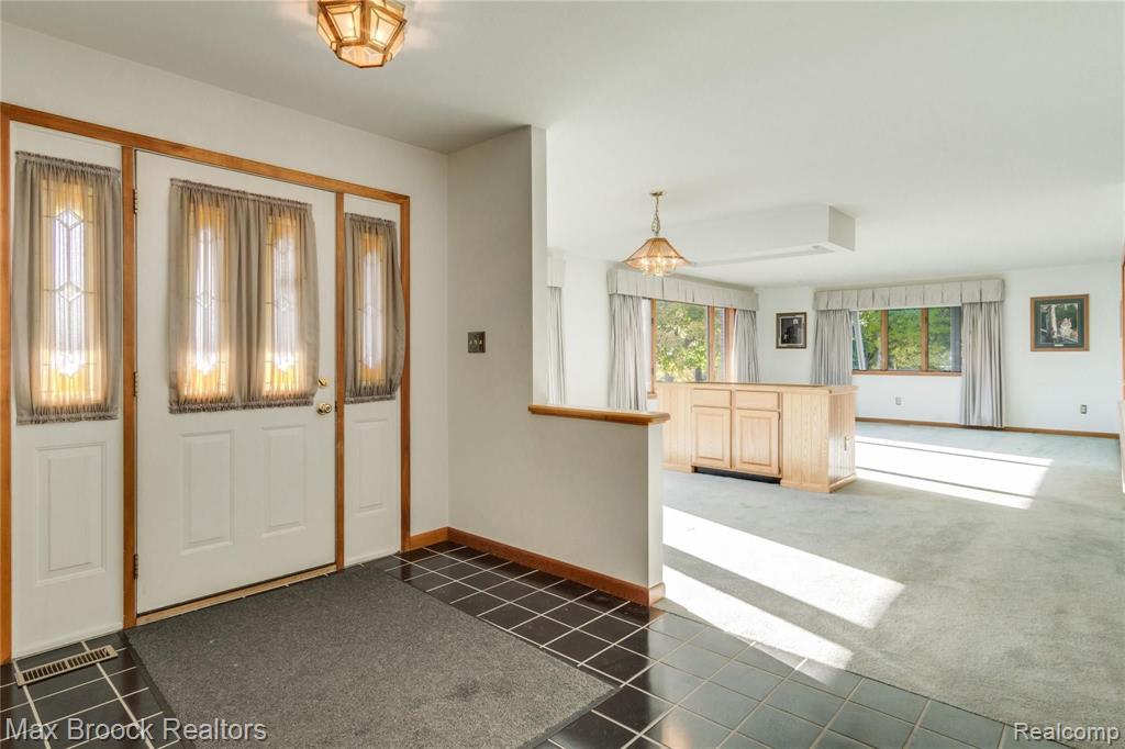 919 Spring Street Howell, MI 48843 - Photo 4 of 43