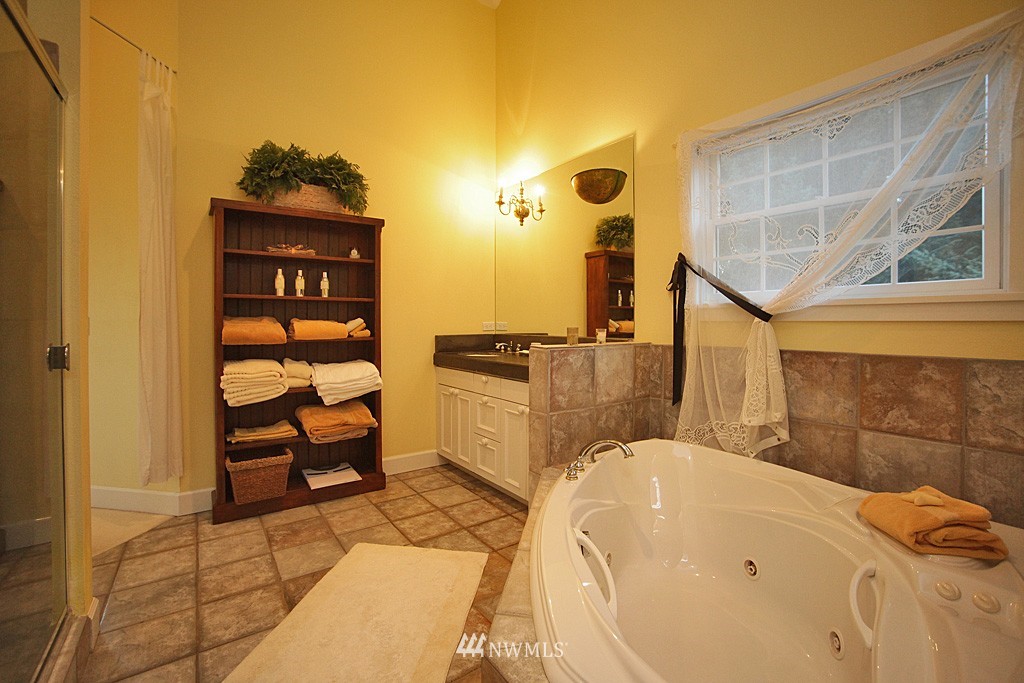 3979 Saratoga Road Langley, WA 98260 - Photo 11 of 25 Gallery Image 11