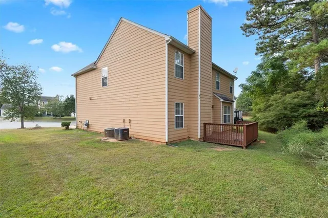 a view of a house with a backyard