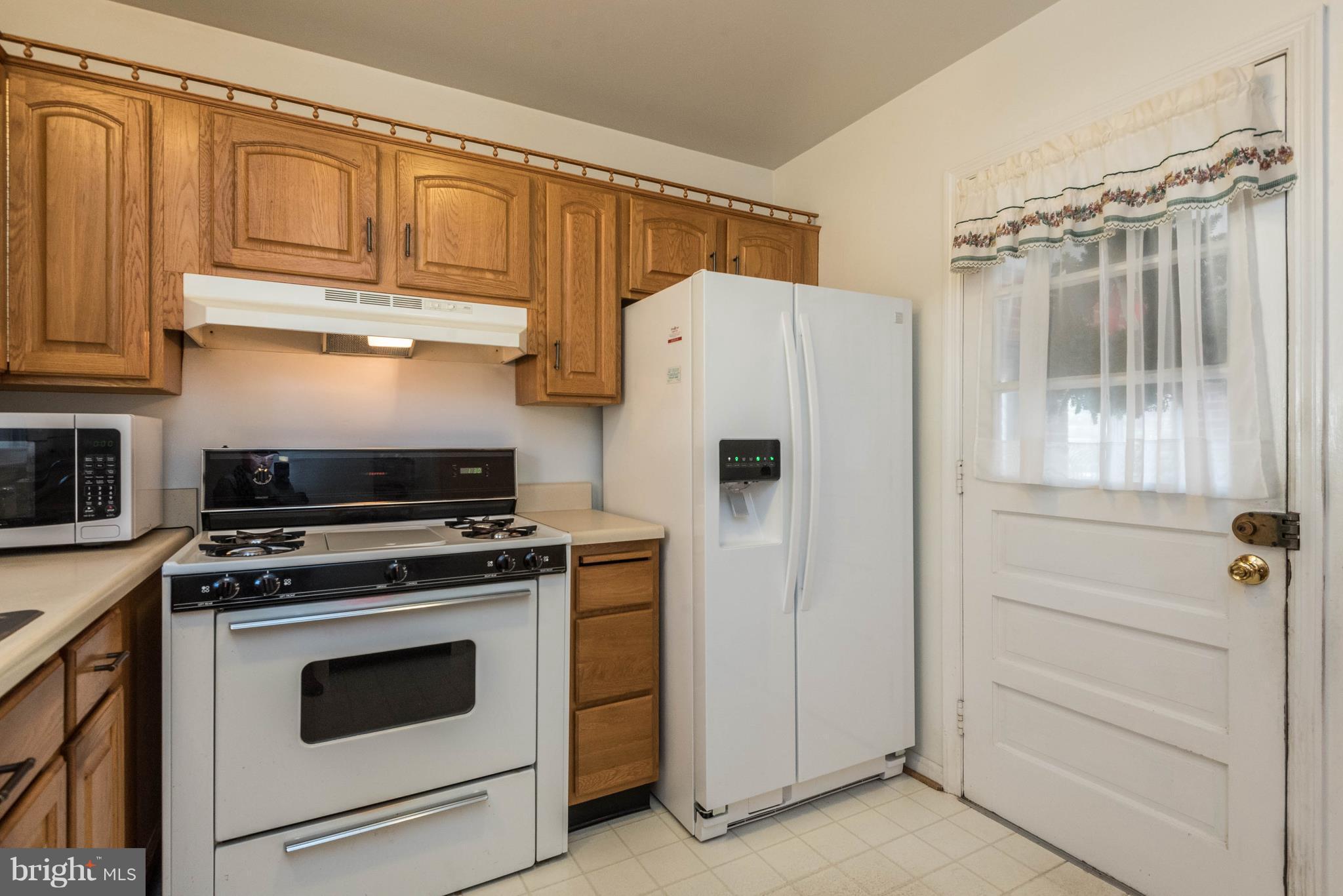 213 Sun Glo Road Pasadena, MD 21122 - Photo 6 of 30 Kitchen opens to enclosed porch