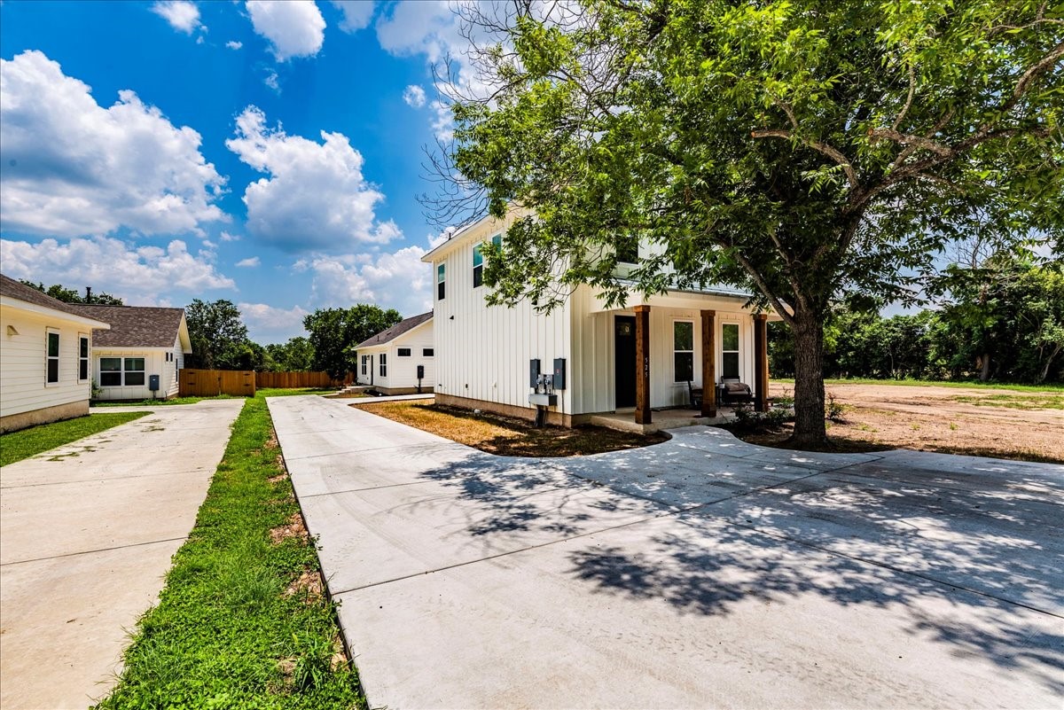 525 South Main Street Kyle, TX 78640 - Photo 23 of 25 Shared Driveway