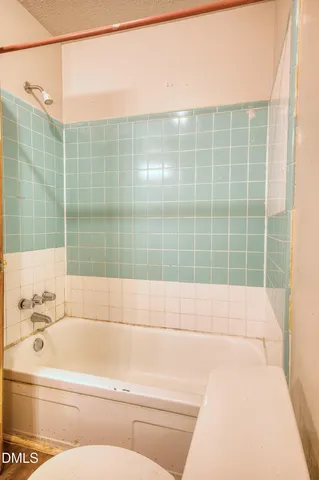 a view of empty room with window