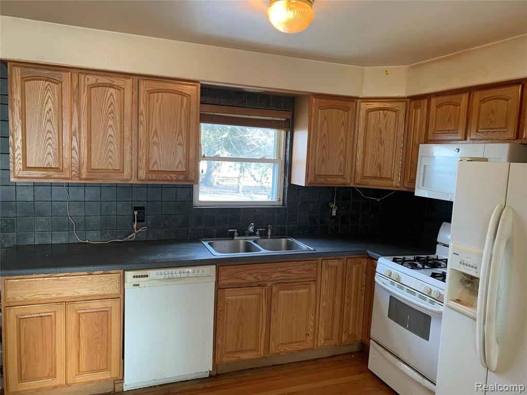 2030 Charms Road Wixom, MI 48393 - Photo 3 of 4
