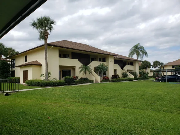 a view of a yard in front of house