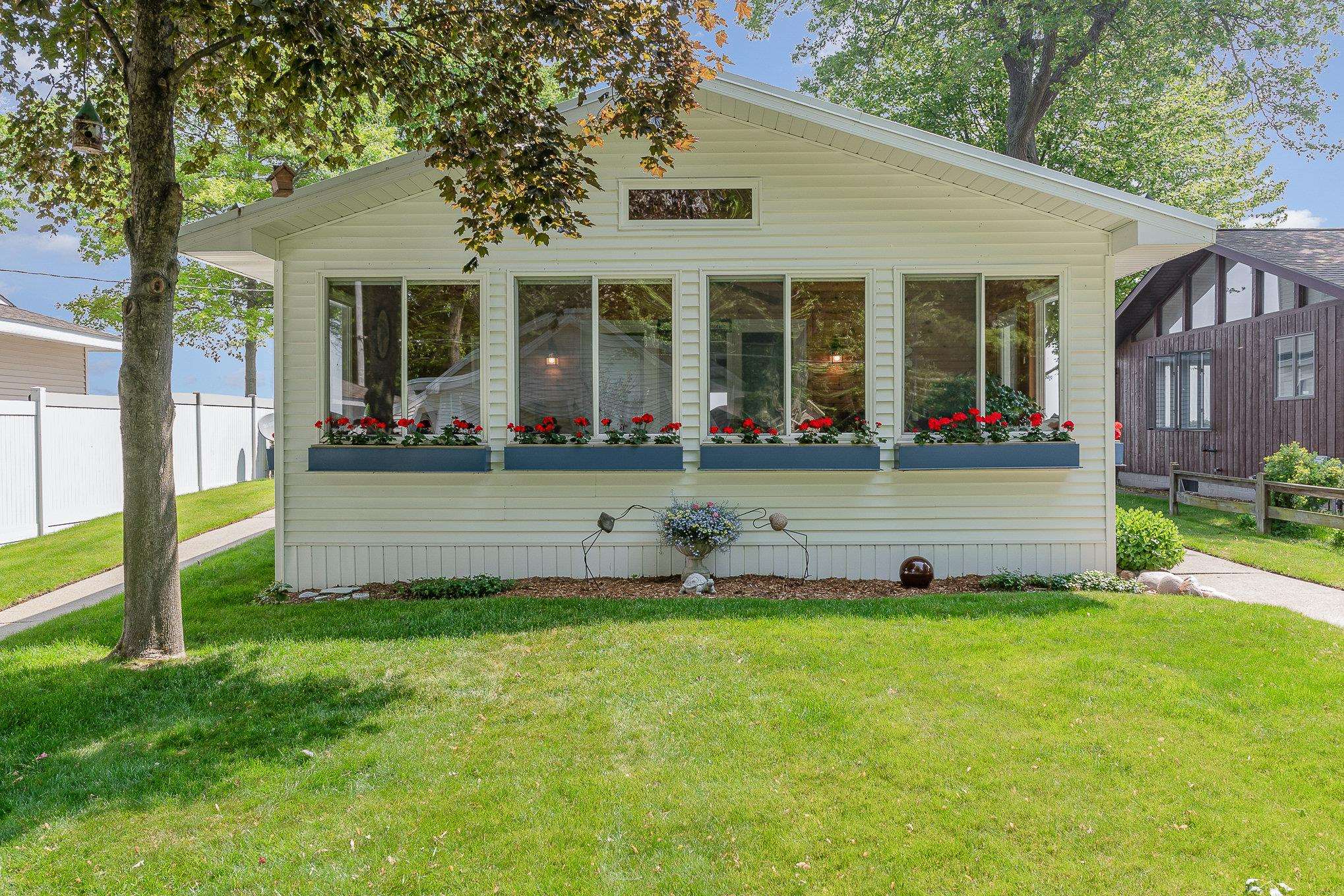 323 South Linwood Beach Road Linwood, MI 48634 - Photo 4 of 32 Gallery Image 4