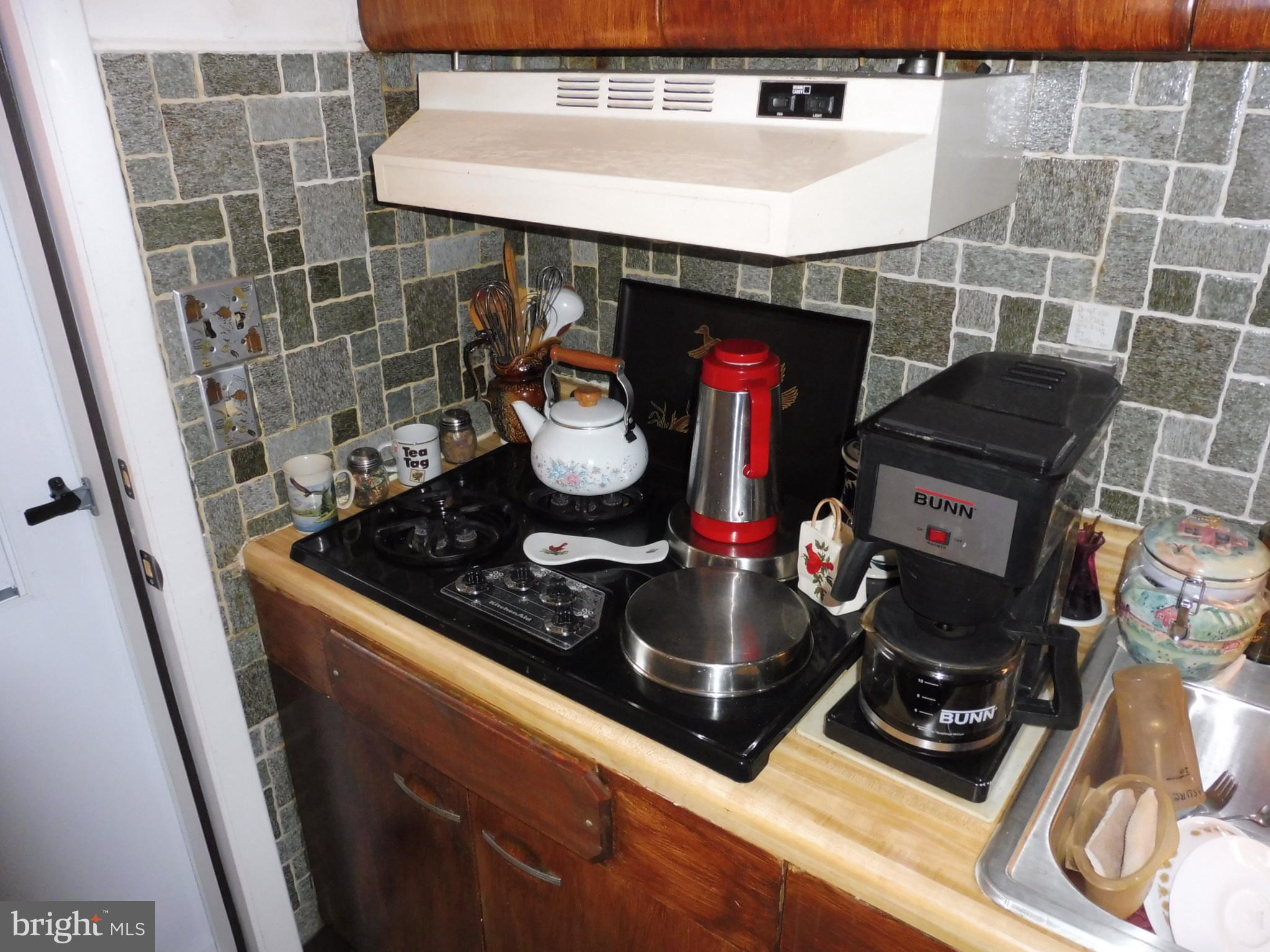 2138 Jasmine Road Baltimore, MD 21222 - Photo 9 of 24 Cook top with range hood