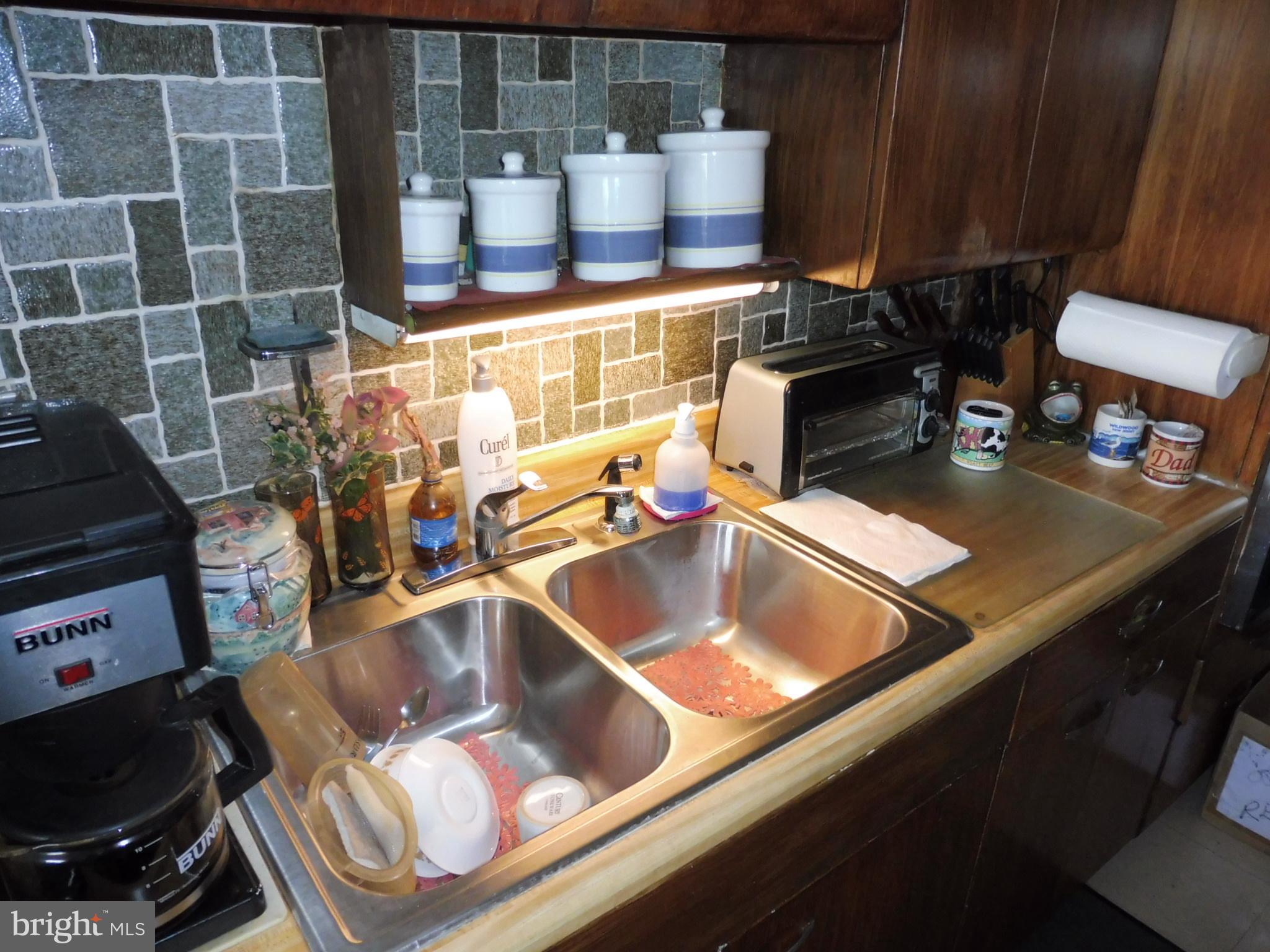 2138 Jasmine Road Baltimore, MD 21222 - Photo 10 of 24 Dual kitchen sinks