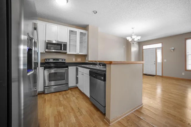 $2,150 | 7601 11th Street North, Oakdale, MN 55128