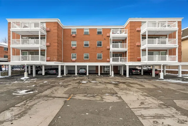 $239,900 | 81 6th Avenue, Unit 202, La Grange, IL 60525